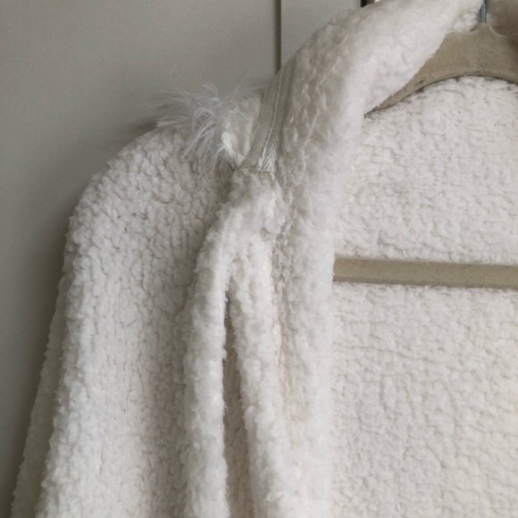 La Vie En Rose Polar Bear Shawl or Wrap NWT - Picture 7 of 16